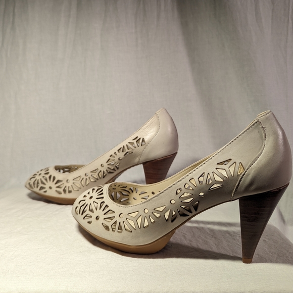 Mariana by GOLC - Women's leather, peeptoe heel - cream with cutout design - Picture 6 of 10